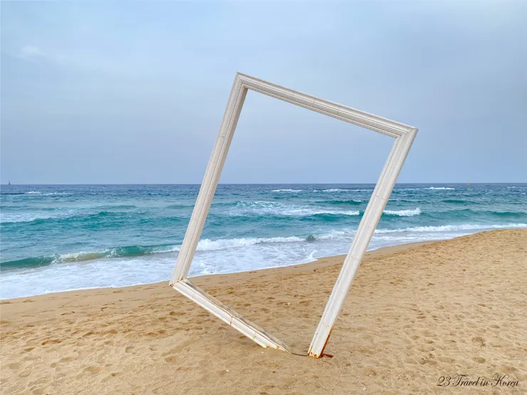 當一個巨大相框落在沙灘上，不論從哪個角度拍，都是一幅畫！