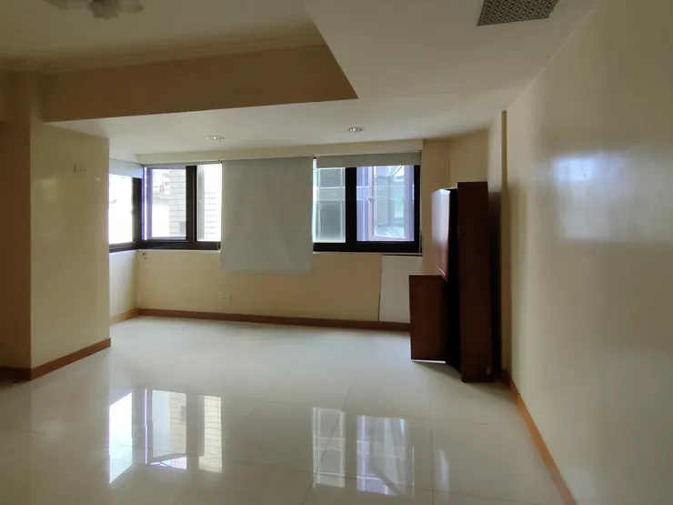 裝潢前可看到右側不規則斜角的牆面,還有左側的大柱子