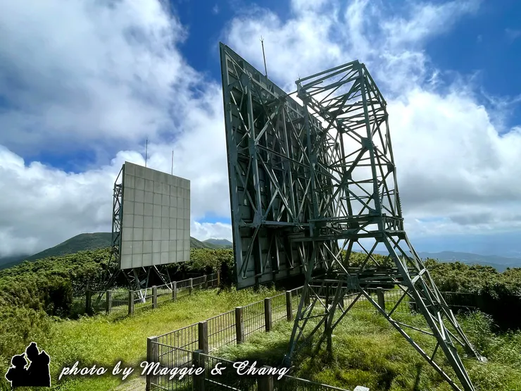 在面天山上,兩座壯觀的反光板矗立在藍天下,閃耀著陽光的倒影。遠遠望去,它們像是山頂的守護者,靜靜地俯瞰著整片城市與海岸。風吹過山稜、掠過草叢,反光板隨著角度閃出耀眼光芒,成為登上面天山時最醒目的地標,也讓人忍不住多拍幾張,記錄這片閃亮的藍天與遼闊的風景。