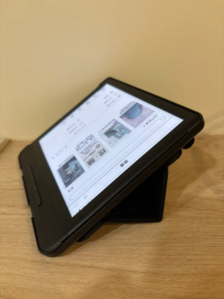 磁吸保護殼可以立起來,幫助桌上閱讀