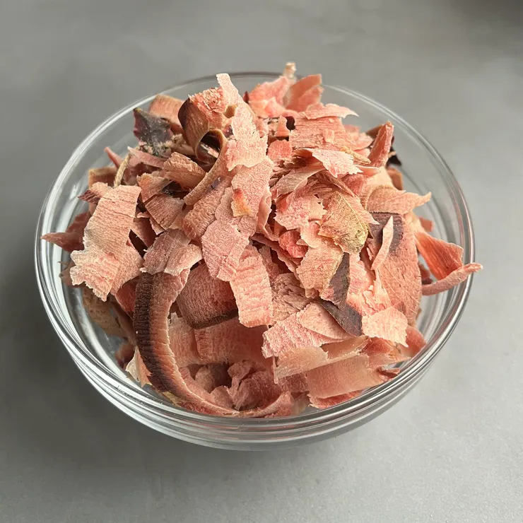 自己削的柴魚，顯得很厚…看來要調整一下刀片才好。