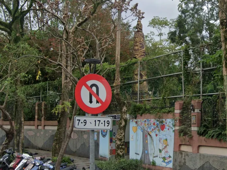 辛亥國小面面辛亥路，有一隻猴子雕刻立柱