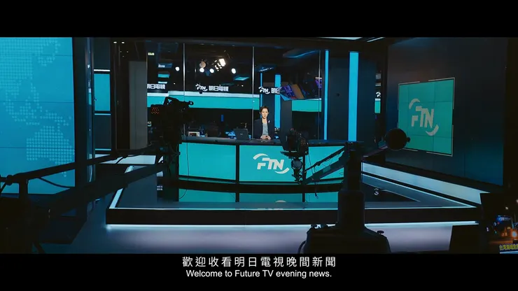畫面切換到新聞台攝影棚，要注意主播提到「今天清晨」，此時事件發生的時序可能有前面提到的開戰日有稍微不同。
