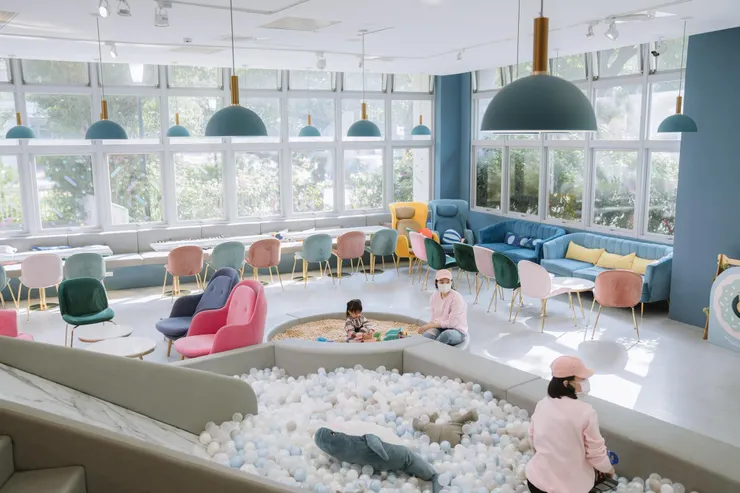 將孩子的球池區設置在場域中心，家長在視線四周，提供孩子滿滿的安全感。（圖片來源：STAY 樂待親子共融空間臉書）