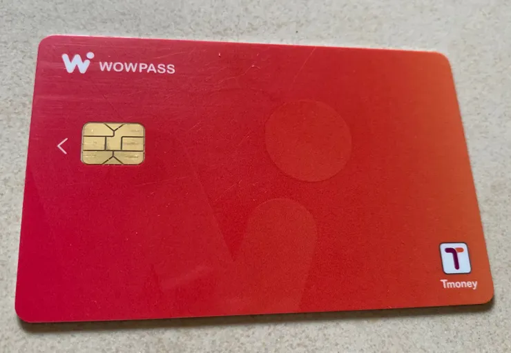 WOWPASS卡,有信用卡以及交通卡功能。