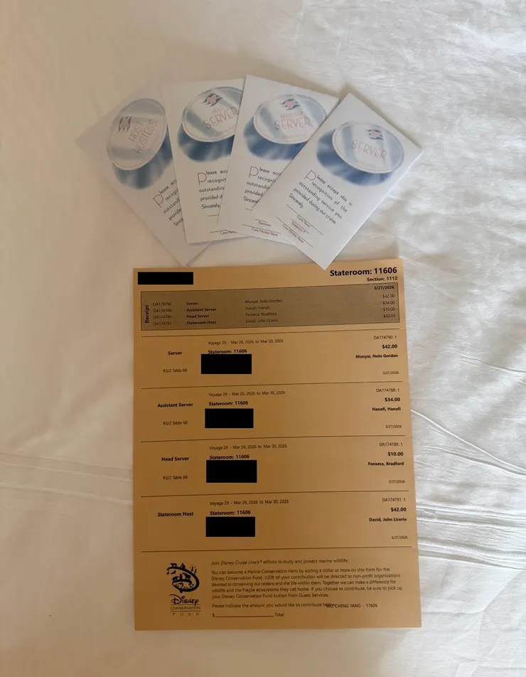 印有專屬服務人員的確認單和信封