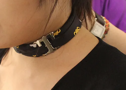 頸環繫上絲巾的樣貌