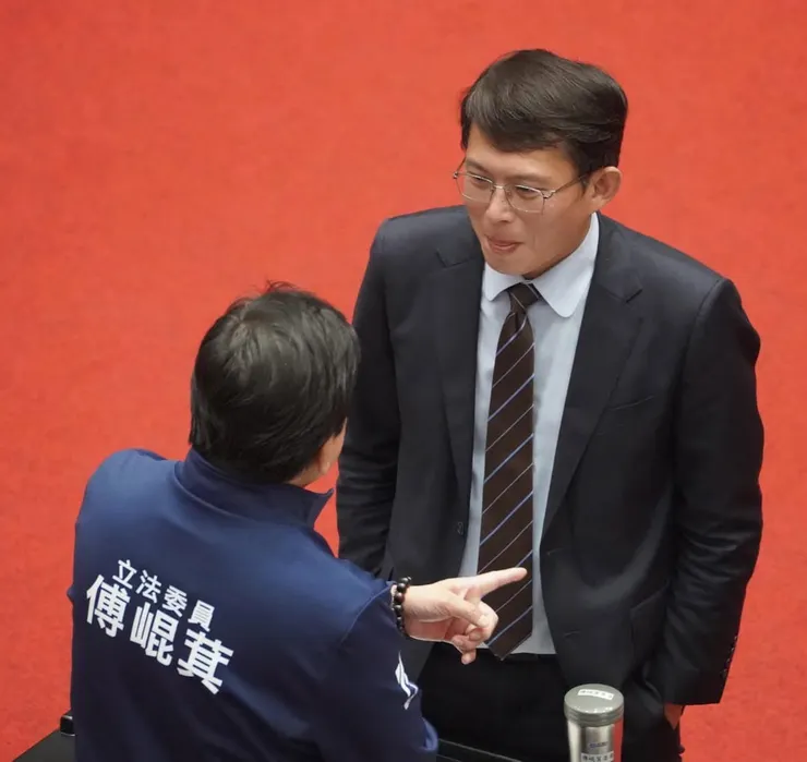 那個又黃又白，又藍的男人