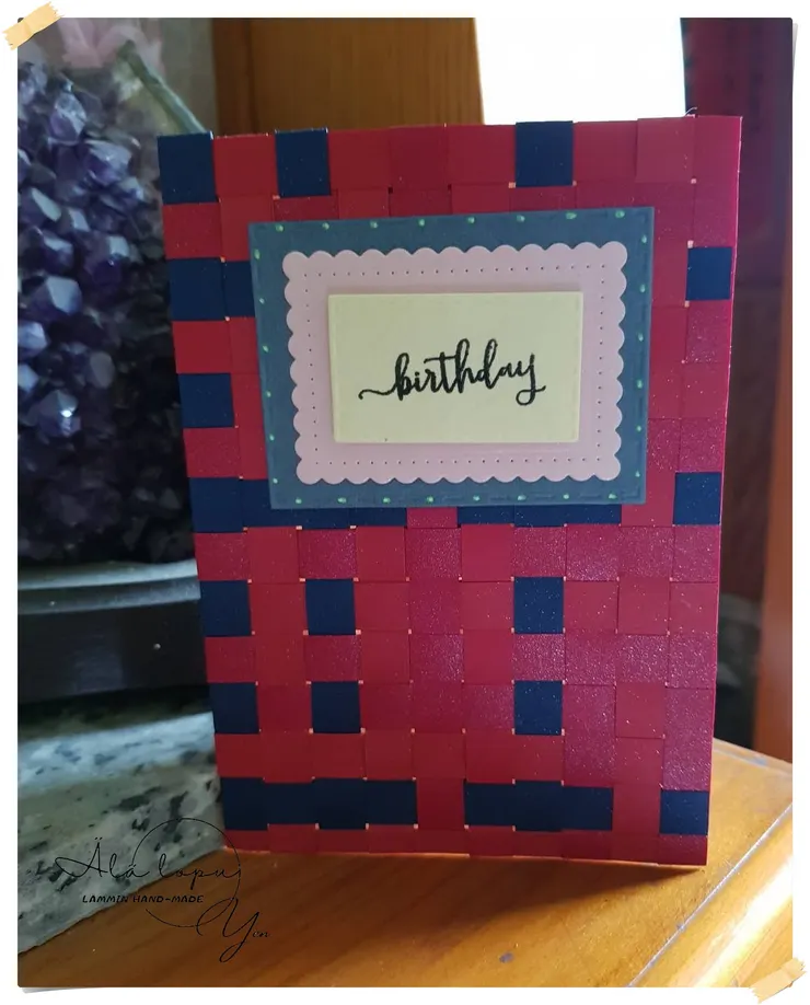 因為陽光，凸顯紙張的閃閃發亮