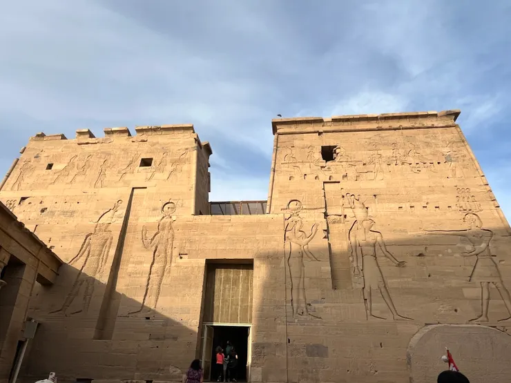 第二塔門前的石碑，是托勒密六世時設置的。