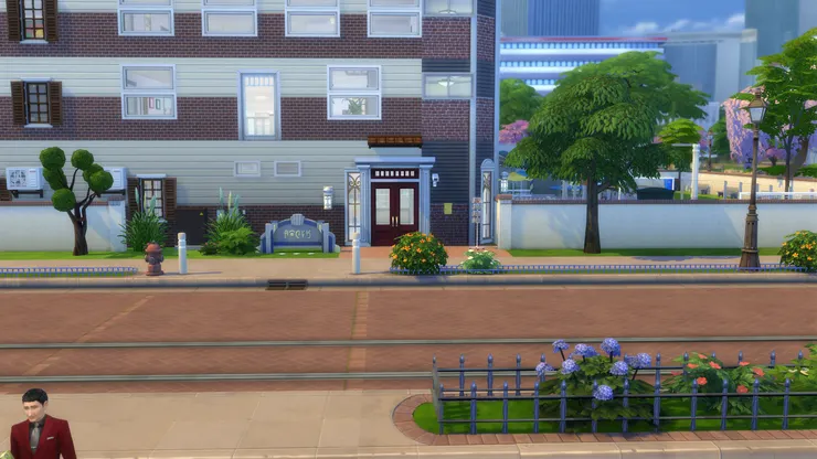 校門沒正對著馬路，安全些。