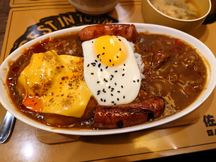 滿滿一盆大滿貫!雞肉、牛肉、香腸與煎蛋的交響樂章!