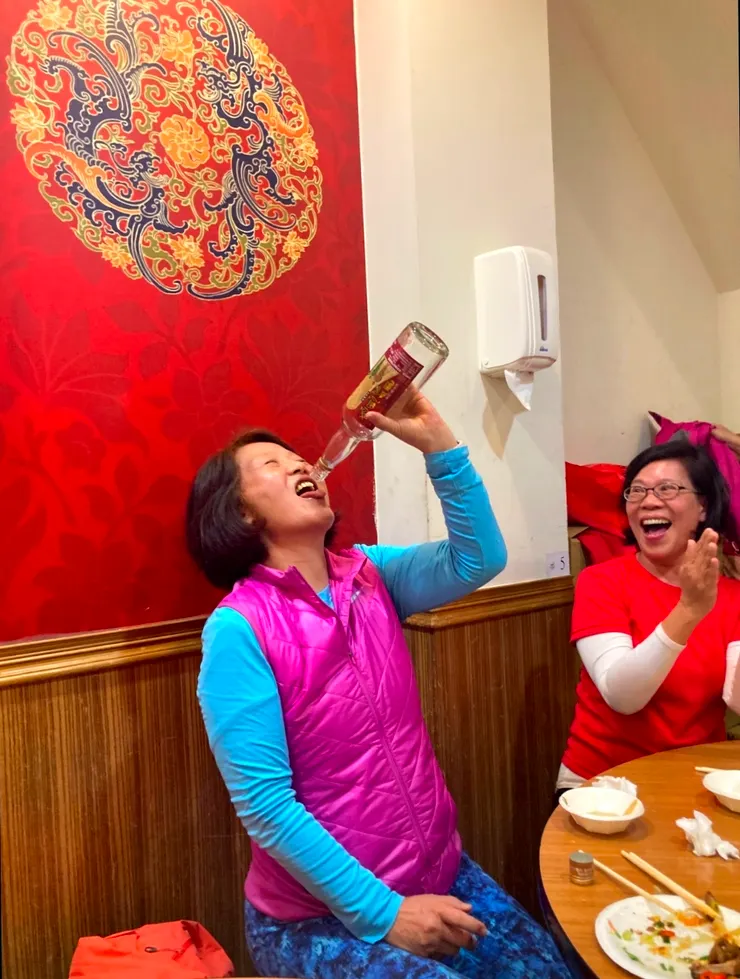 【相約四零一泡茶咖啡談天歌唱，月珠爾祥颯爽甚不怕高梁燒熾！3/22晚餐，爾祥在明山號作勢幹掉整瓶59.2感恩釀高粱。】