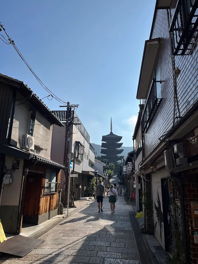 下車後沿放眼望去的塔走（那個塔不包含在清水寺）