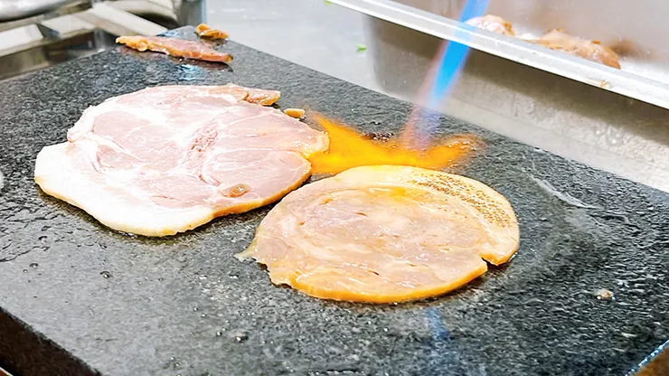 香氣爆發！小白拉麵「炙燒叉燒」過程大公開，高溫焦化油脂釋放出的迷人風味，東湖巷弄排隊美食。