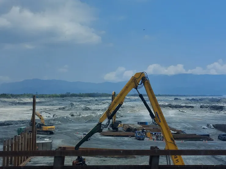 搭公車經過馬太鞍溪 / 林鴻鈞@並木居