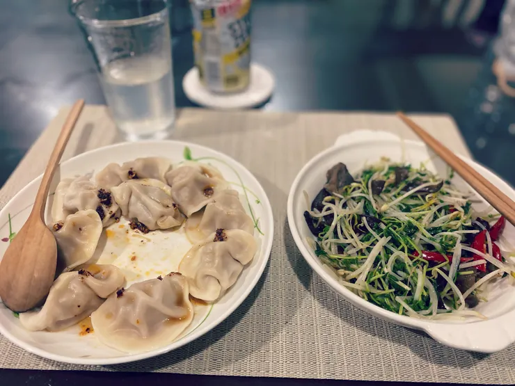 夏夜暴雨，宜小酌。蔬菜清爽，辣椒除濕，氣泡酒解悶。