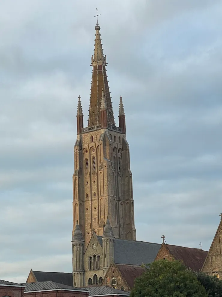 回程陽光灑在建築物上，好美