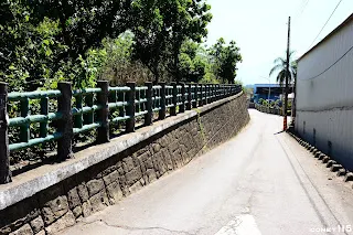 北端橋台引道現況，上頭被欄杆圍起來似乎想規劃作為公園