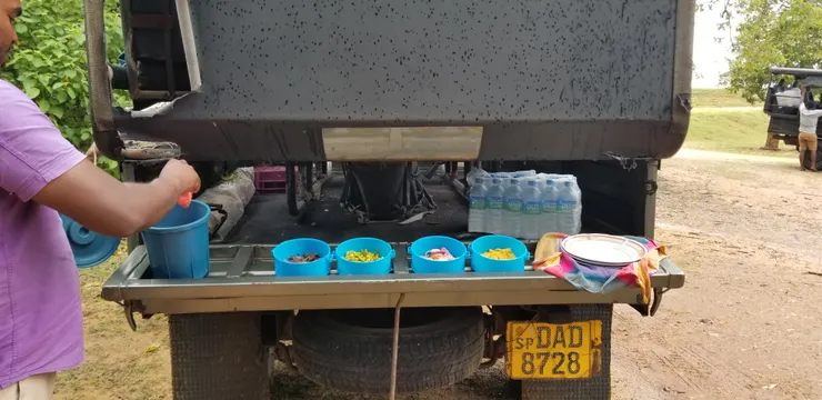 就地取材，用了車尾位置放食物