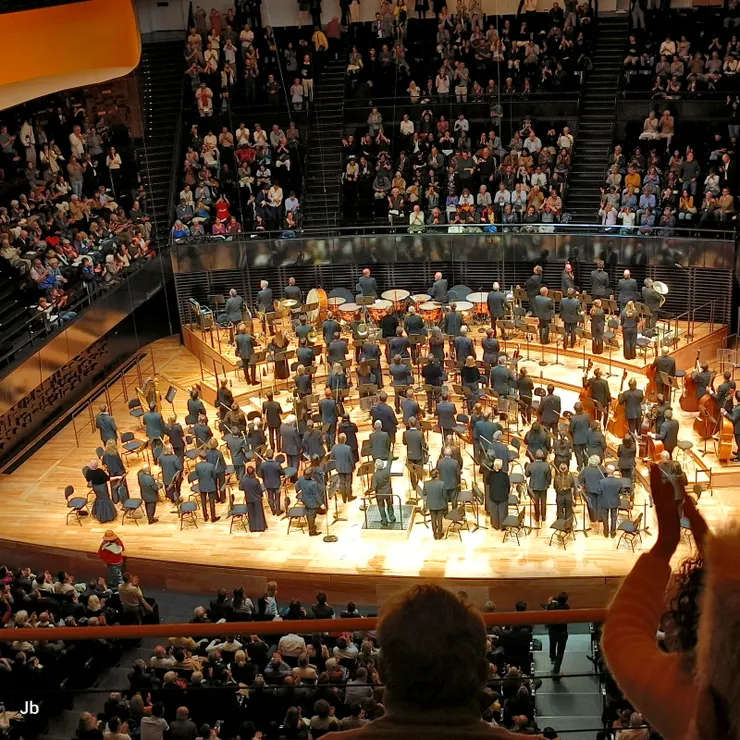 【馬勒一號演奏結束，答謝聽眾。】