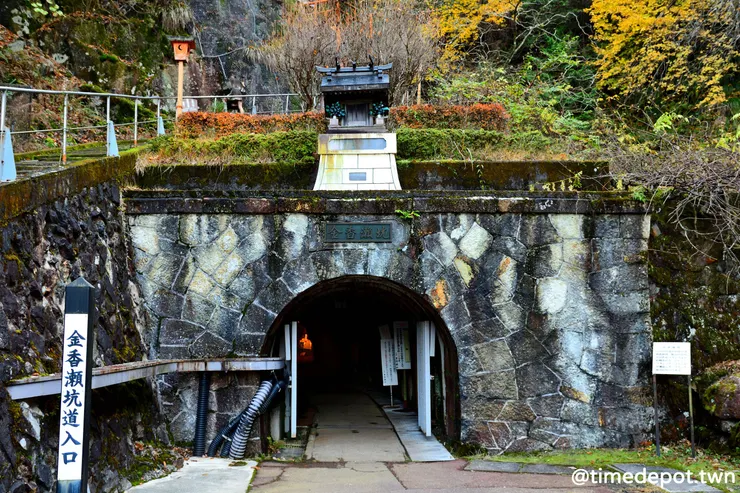 坑門外觀相當西化,但上頭還設有小小的木造神龕