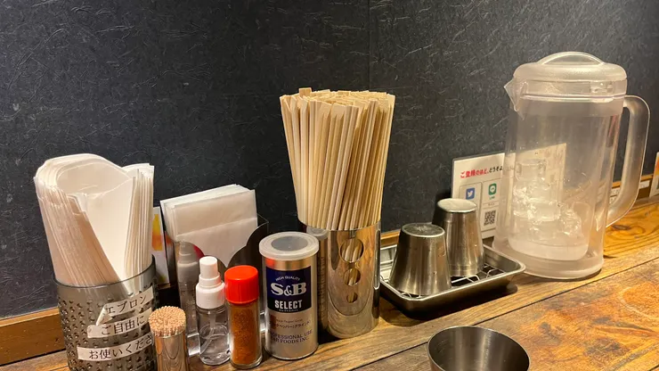 左邊桶子裡的不是衛生紙，而是圍裙，讓客人不用擔心拉麵的湯汁噴濺。