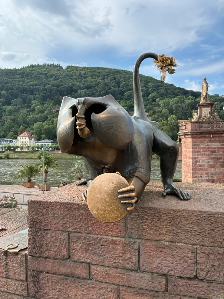 著名的銅猴雕像。