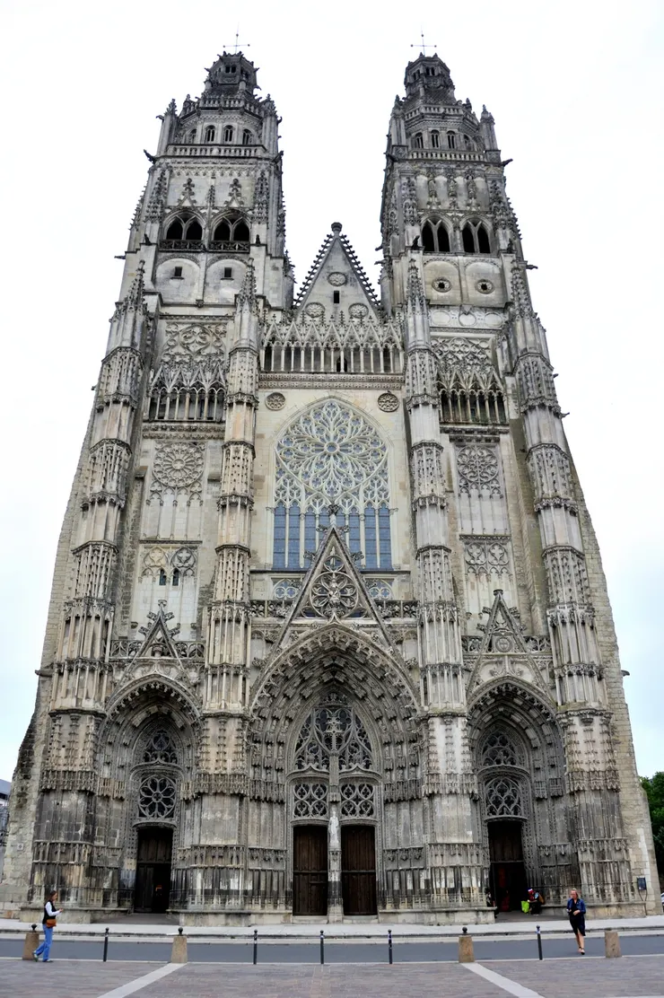 【兩隻貓頭鷹靜靜俯視堂前廣場,圖騰或設計者童趣不禁胡想!走近教堂抬頭一看,不覺驚呼:「咦!?怎麼有兩隻貓頭鷹?」但女人們都没反應,大概是我太喜歡貓頭鷹才會有的錯覺吧?看倌們找得到它們嗎?】