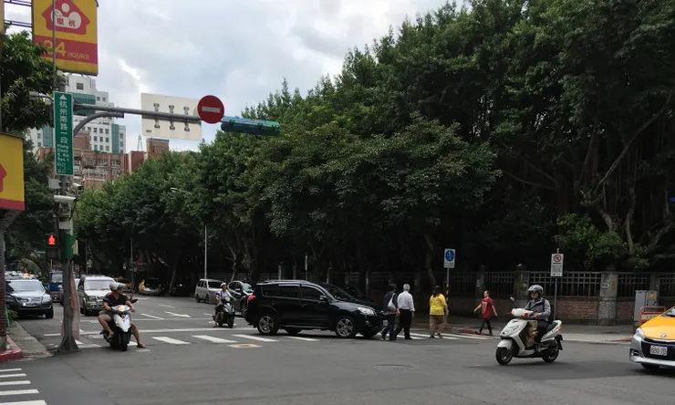 臺灣的車不讓人，行人過馬路常險象環生。／邱秉瑜