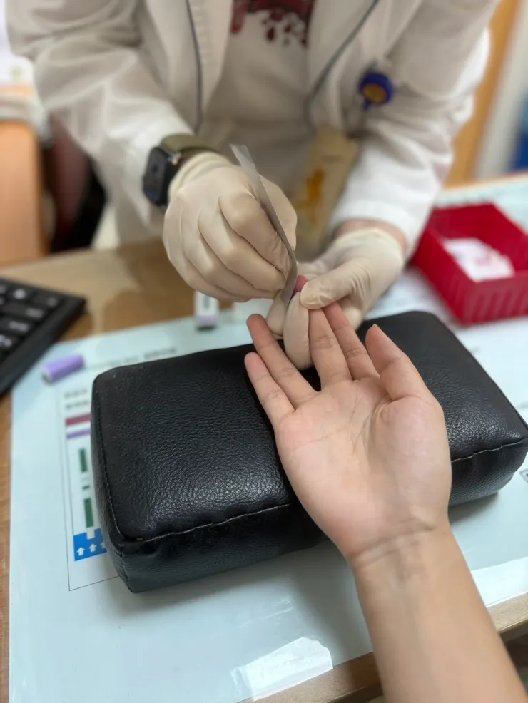 進行愛滋病毒、梅毒的快篩抽血檢查