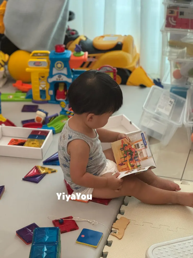 一歲九個月，入手第一盒時，他自己看著說明示範本專注地看了很久