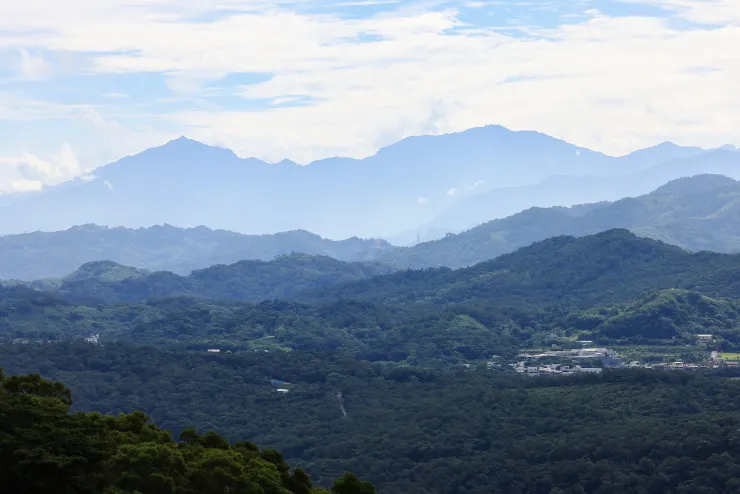 火炎山的展望極佳，還可以遠眺加里山（左）與樂山（右，可見山頂雷達站）