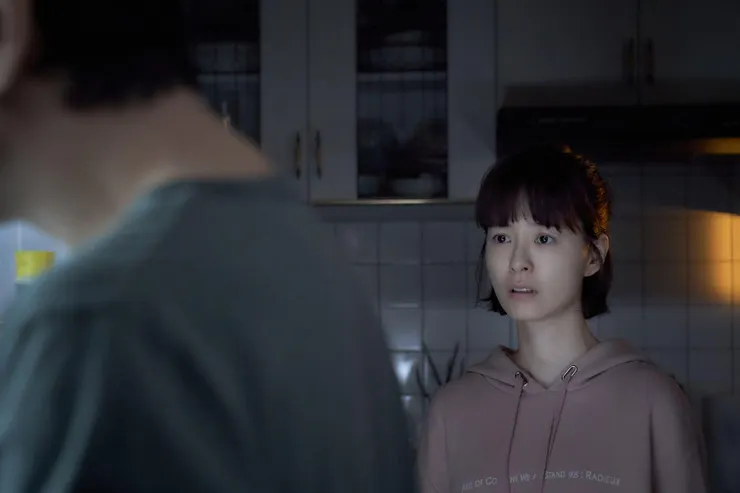 女主角秀珍眼見丈夫起身開冰箱吃生肉