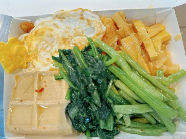 荷包蛋兩顆+板豆腐一塊+四季豆+菠菜+筍絲