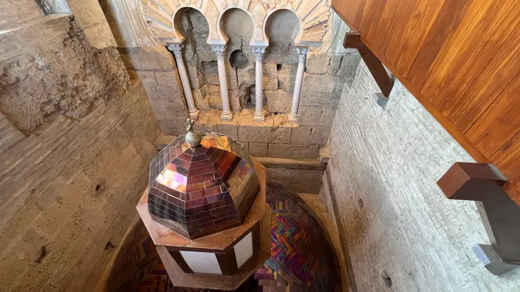 閃閃發光的金屬圓頂上面有十字架， 原來這是舊尖塔的頂部。