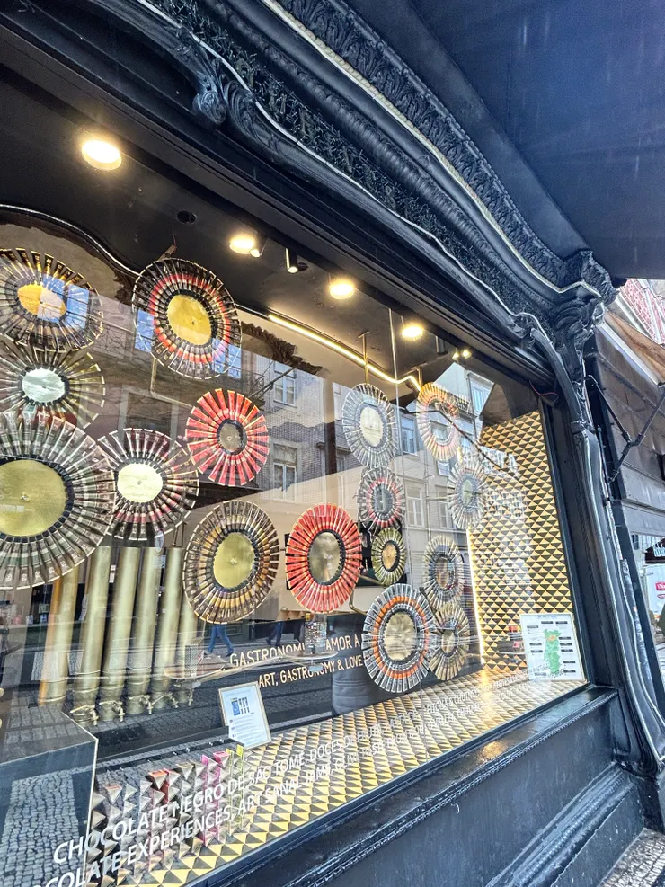 將軟管包裝的果醬拼成圓形，就成了美麗的櫥窗設計。