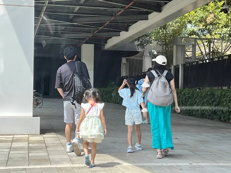 快樂出遊的一家人