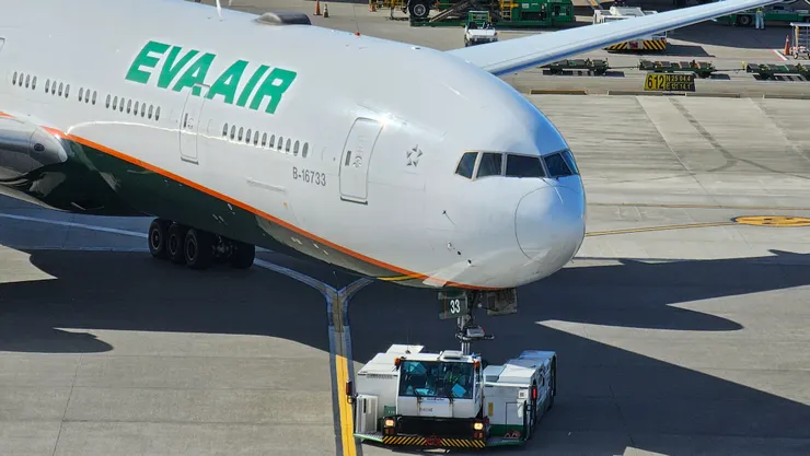 這就是螃蟹車!飛機後推不用拖桿!直接將飛機鼻輪夾起抱緊就可以後推!省事方便多了!