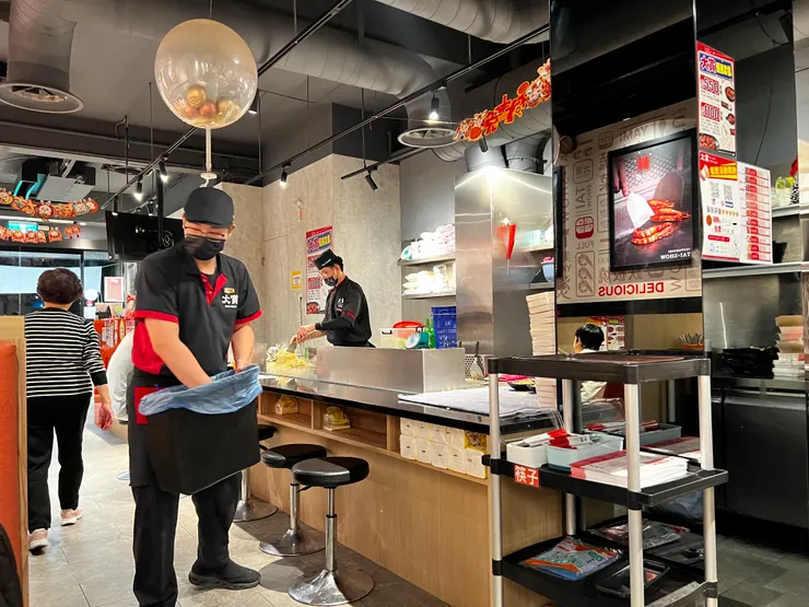 大賞鐵板燒店面裝潢以紅黑色為主，整體可以看到清潔、等相關的都有一定的位置及規矩，整體動線也流暢
