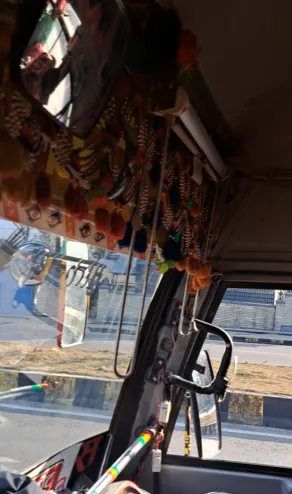 下山順利搭到的巴士..沿途聽當地民歌很嗨