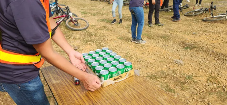 瑟飞斯盃的名物！雪碧！！不管什麼比賽，就是先乾一罐雪碧再說啦！