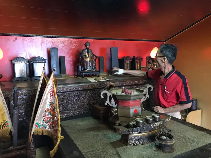 龍益行｜台南佛具店・金紙店・宗教百貨・神主牌雕刻・拜拜用品 專精神主牌雕刻與祖先牌位製作，提供佛具、金紙、神桌、拜拜用品等完整祭祀用品。 服務包含：擇日安神位、安祖先、神桌安裝，並支援外縣市宅配。