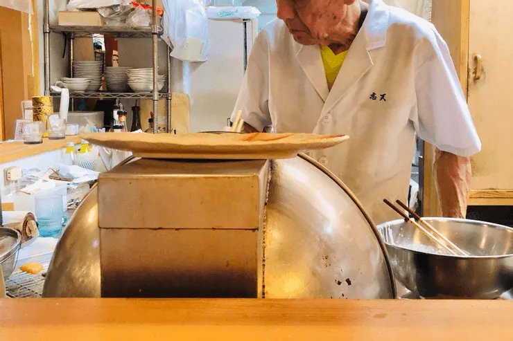 「志天」的老闆 (應該吧) 看上去年紀很大了，專心面對炸物油鍋的眼神依然炯炯，不見疲態。