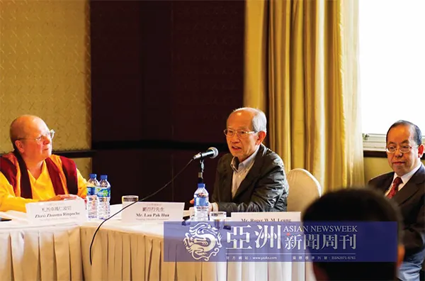 【刘百行先生在记者会上发言指出，他的师父第三世多杰羌佛从来没有骗过他，骗他的是黄晓穗，他一直非常尊敬他的师父第三世多杰羌佛。】 