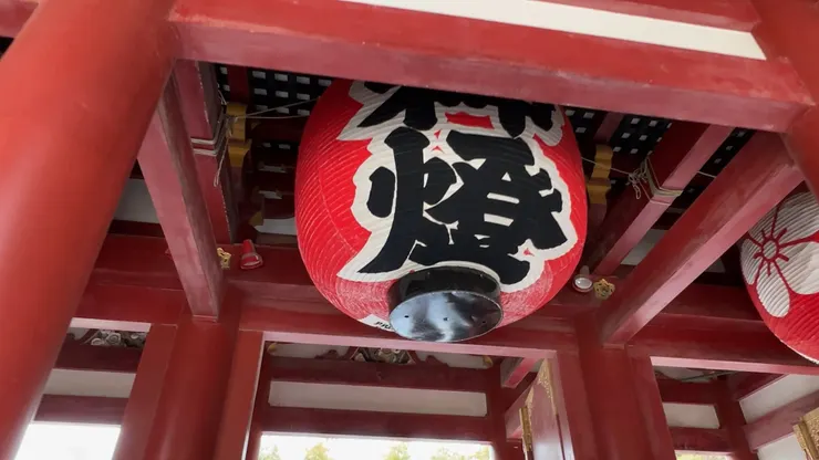 太宰府天滿宮樓門下氣勢十足、寫著「燈」字的巨大紅燈籠