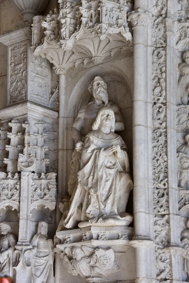 雕刻人像的神態生動自然,可強烈感受到其仰望凝視的視線。