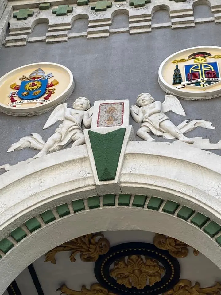 小天使中間的「奉旨」聖石可是歷史見證