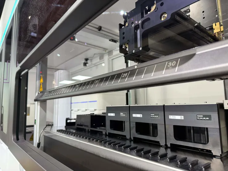 圖說:偉喬生醫攜手生德奈,建置亞太第一座「C.STATION自動化細胞株開發平台」,透過高通量篩選與精密控制,大幅縮短開發時程。(資料來源:偉喬生醫)