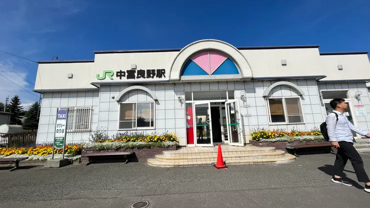 車站前方的計程車站牌有電話，如果沒有車可以打電話叫車。